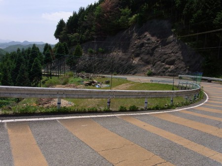 阿古谷を越えると登りに