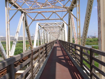 赤川仮橋を渡る