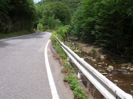 川沿いを登る県道308号線