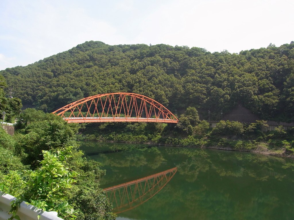 一庫ダムの赤い橋