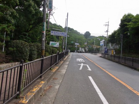 五月山へ行くまでも上り…