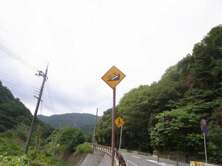 イヤだけどそそられる看板