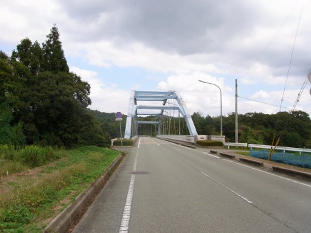 千丈寺湖の真ん中を走る橋