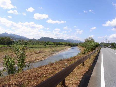 篠山川沿いを行く