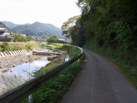 曾地川沿いを走る