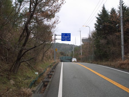 トンネルを出るとつかの間のダウンヒル