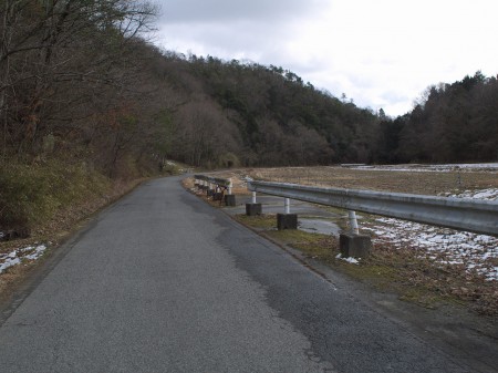 波豆川沿いを走る