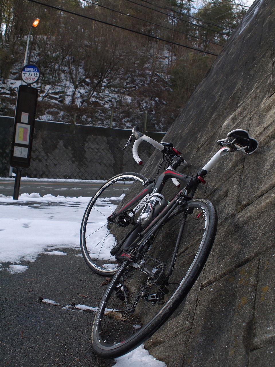 雪積もる十万辻で休憩