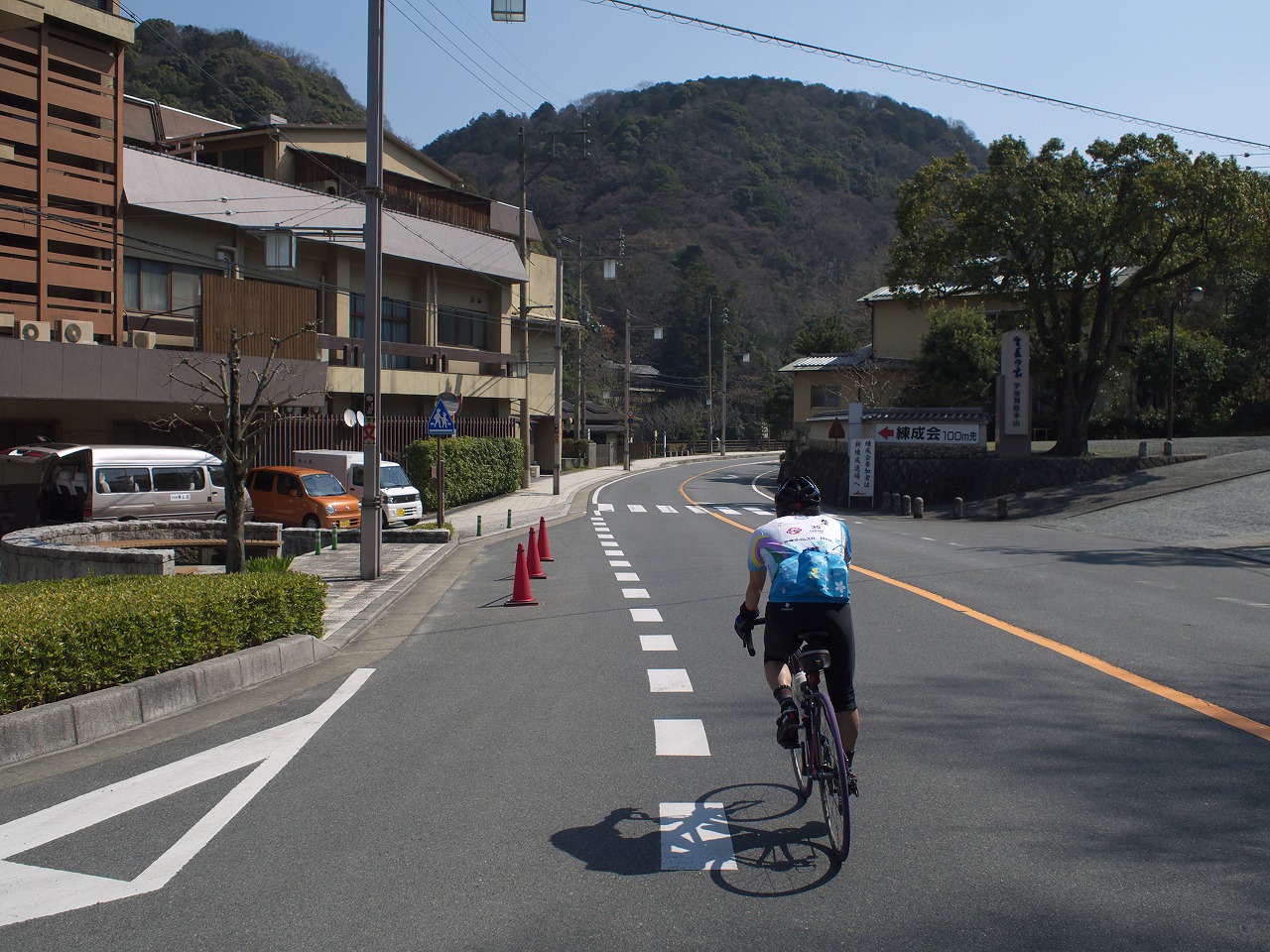 平等院を抜けて走る