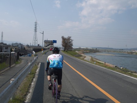 宇治川沿いを走る