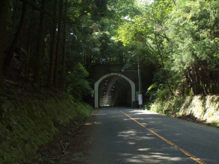 トンネルから野間峠ダウンヒル