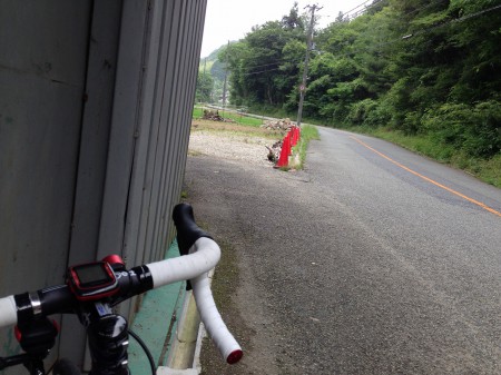 民田の辺りで雨宿り