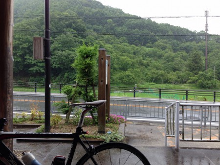 阿古谷の辺りで雨宿り