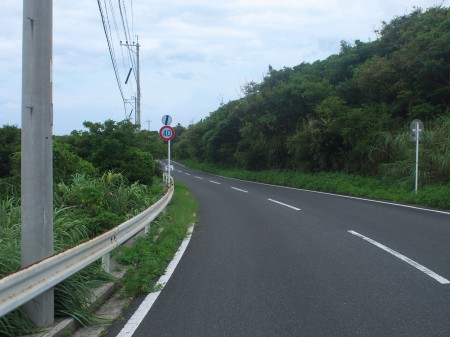 島の北側を走る