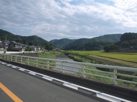 川沿いを一庫ダム方面へ