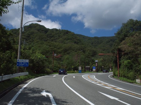 有料道路入口。六甲山は左折。