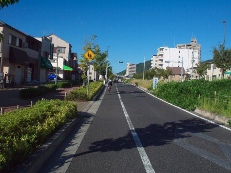 朝は交通量も少ない