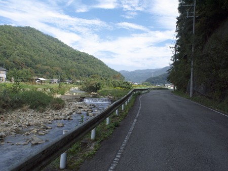 R12に並走する川沿いの道