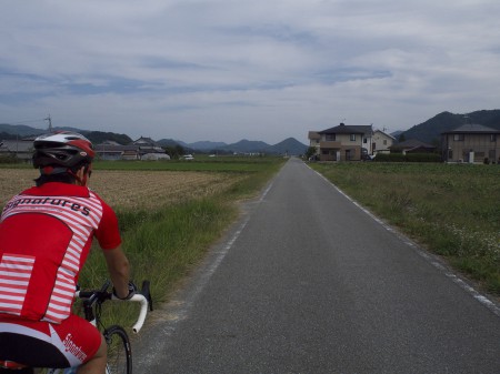 篠山ののどかな風景を走る