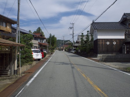 車の少ない街並みを走る