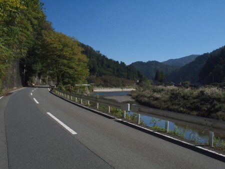 桂川に沿って走る