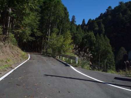 道は川沿い・山間を走って行く