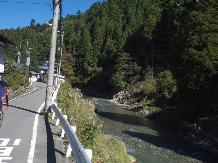 上桂川を遡るように走る