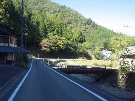 川沿いをダウンヒル