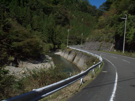 川沿いを走る続ける