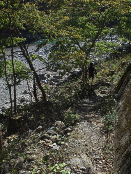 川へ下りる