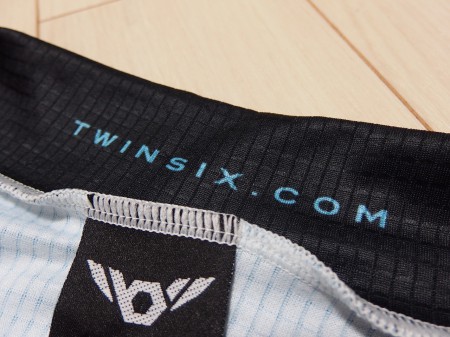 襟元にはTwinsix.com