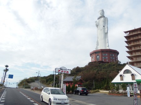 廃大仏前を過ぎる