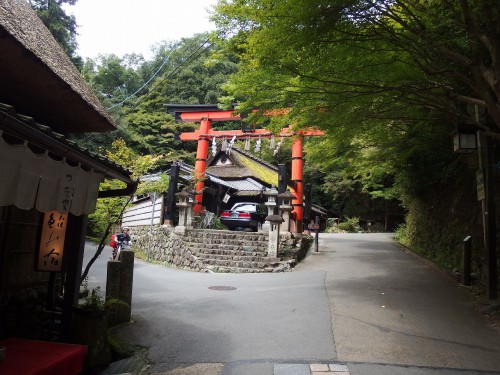 愛宕神社の一の鳥居を左折