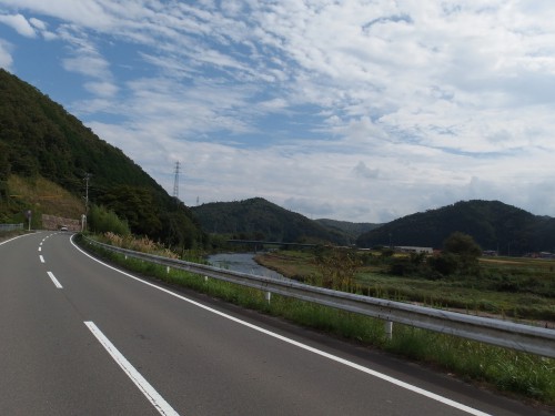 桂川に沿って走る