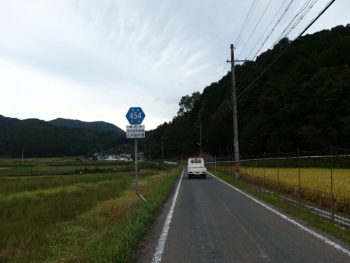 急に農道感のある狭い道へ