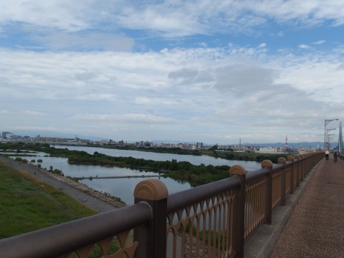 淀川を渡る