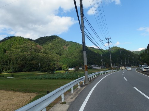 山間を抜ける