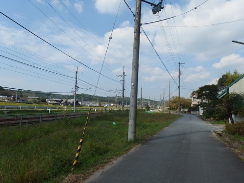 JR線路沿いを走る