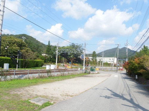 藍小学校が見えてきました