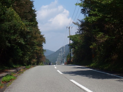 少し勾配のある道