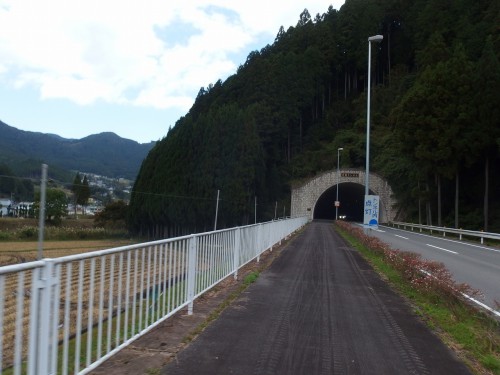 拇坂トンネルを越える