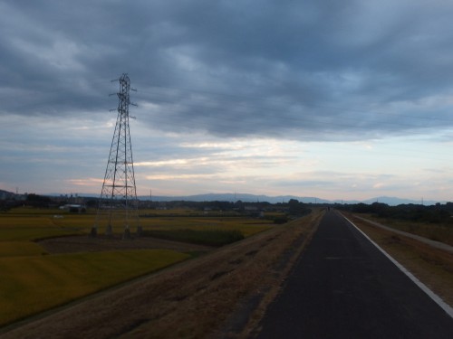 日の暮れそうな川沿い