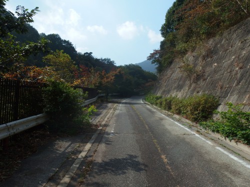 静かな道を登る