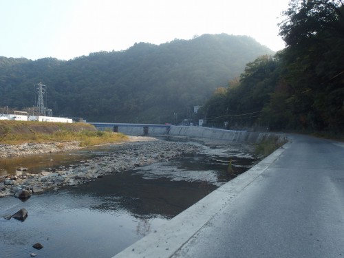 川沿いを宝塚方面へ