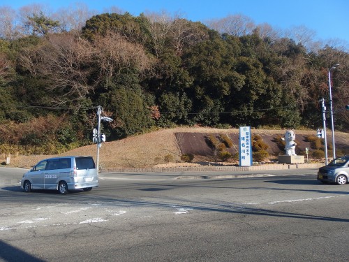 トリトンの横を抜ける