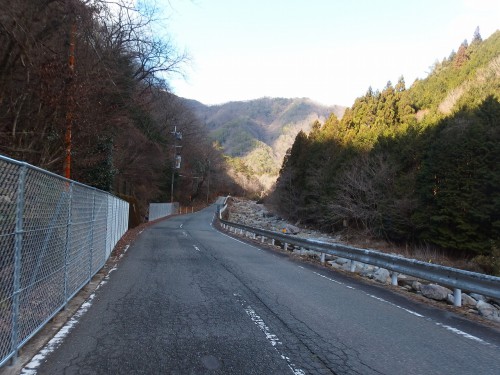 羽束川に寄り添うように走る