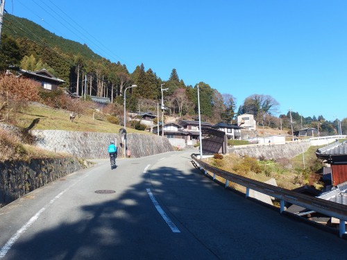 野間峠を登る