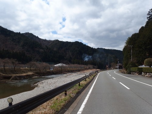 川沿いを美山方面へ