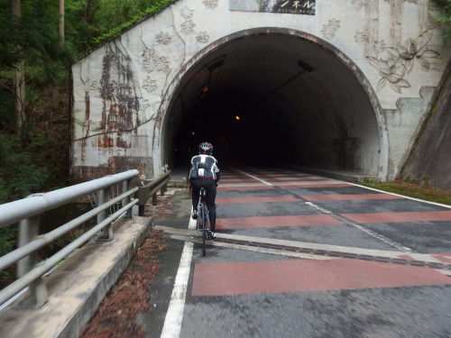 トンネルを通過