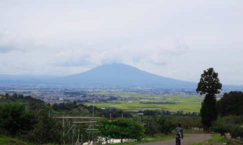 青森・岩木山を望む